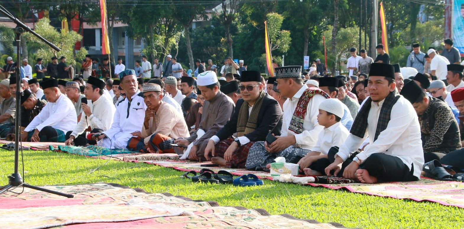 Ketua DPRD Kabupaten Agam, Dr Novi Irwan, melaksanakan Shalat Idul Fitri 1445 Hijriyah bersama ribuan jamaah di halaman Kantor Bupati Agam
